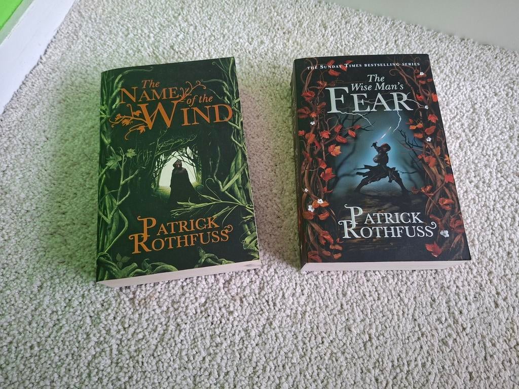 Patrick Rothfuss - 2 engelstalige boeken, Boeken, Ophalen of Verzenden, Gelezen