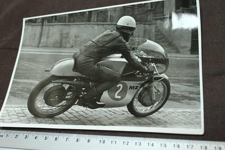 foto Rosner op MZ racer 1968 CSSR, Ophalen of Verzenden, Gelezen
