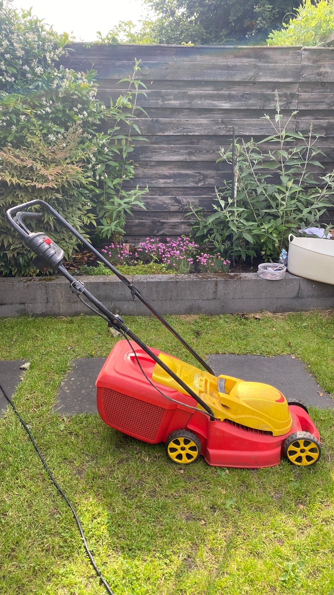 Rood gele grasmaaier elektrisch van Wolf Garten, Ophalen, Zo goed als nieuw