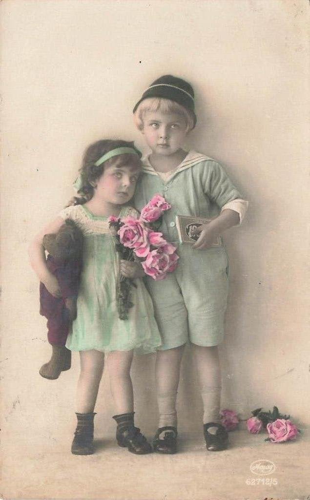 Kinderkaart, jongen en meisje met bloemen en een knuffel, Verzamelen, Ophalen of Verzenden, 1920 tot 1940, Gelopen, Overijssel
