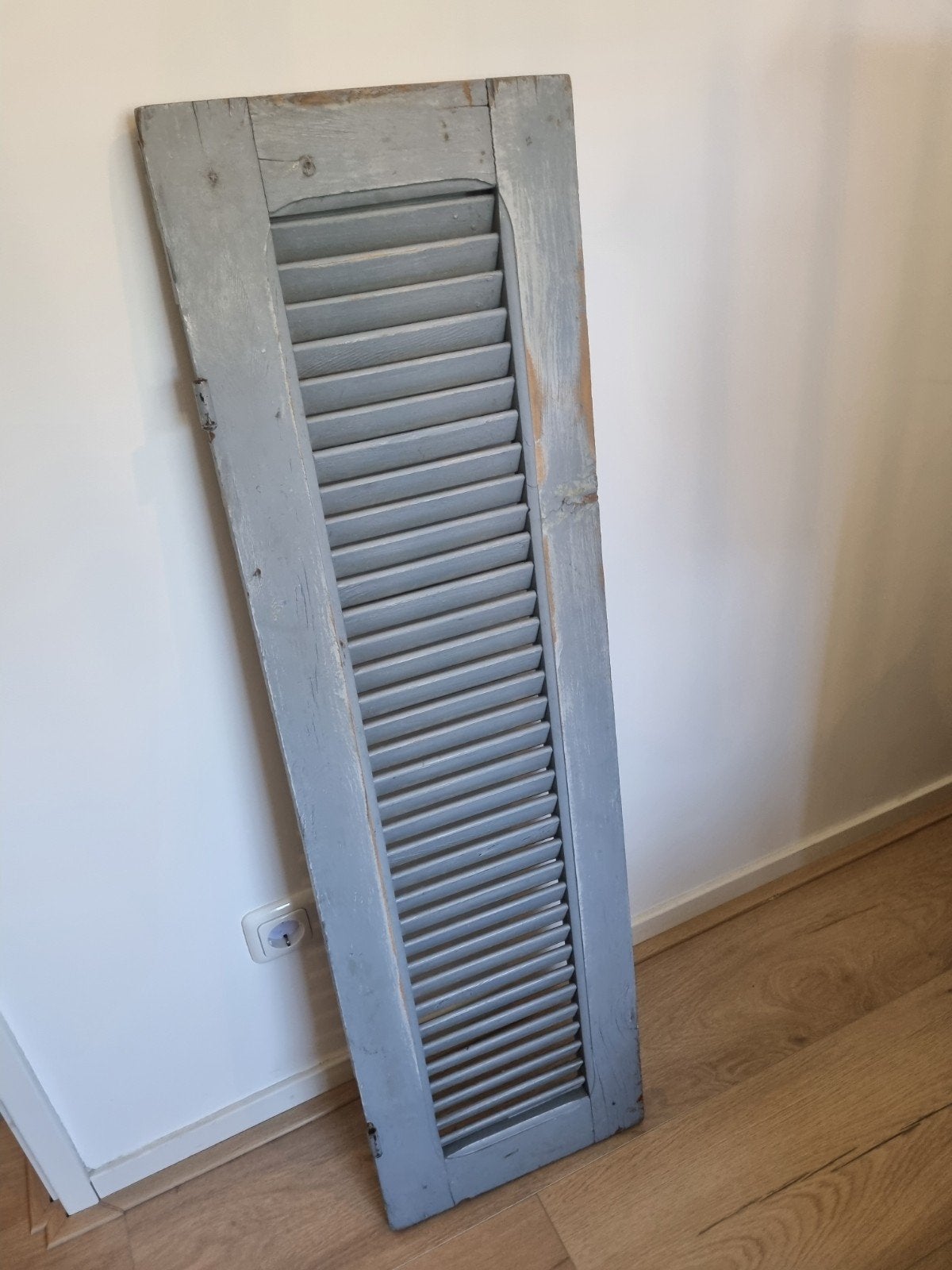 Vintage houten luik - grijs, Doe-het-zelf en Verbouw, Glas en Ramen, Gebruikt, Minder dan 80 cm, Ophalen of Verzenden, 80 tot 120 cm