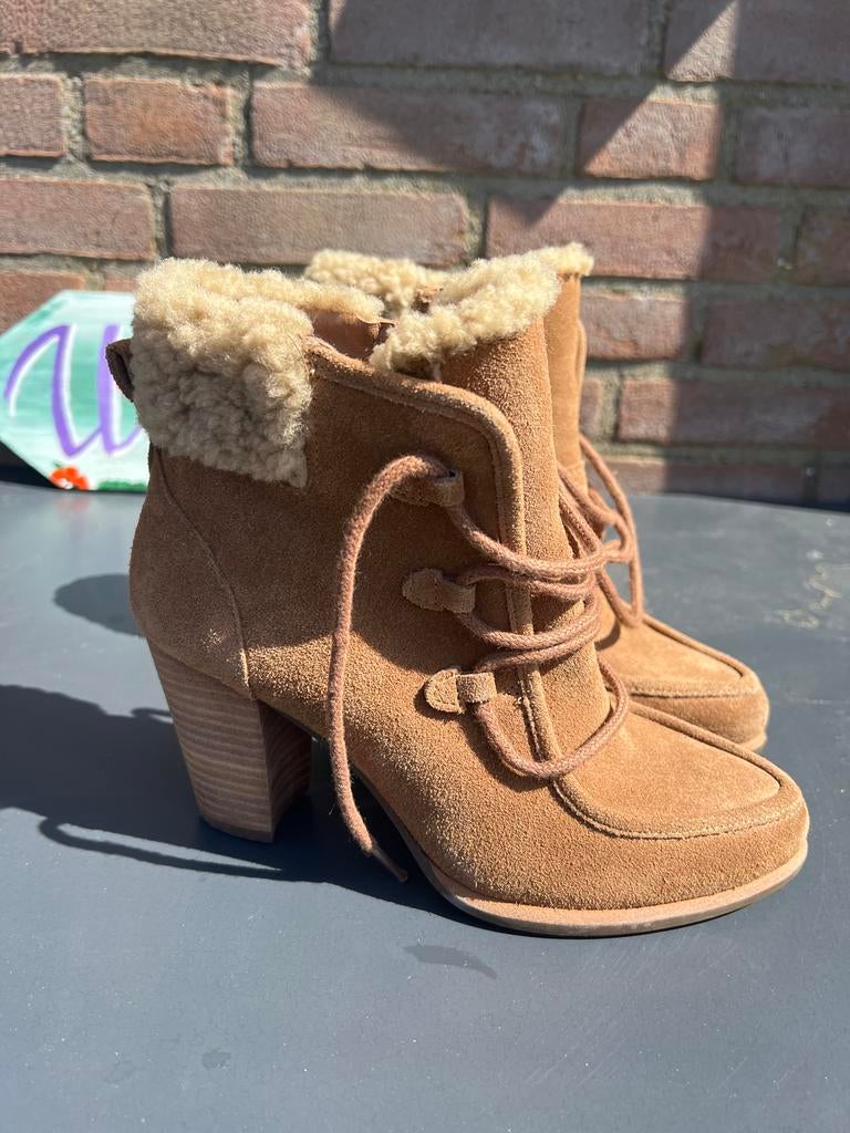 UGG enkellaarsjes met hak en schapenvacht, maat 36/37, Bruin, Lage of Enkellaarzen, Nieuw, Ophalen of Verzenden