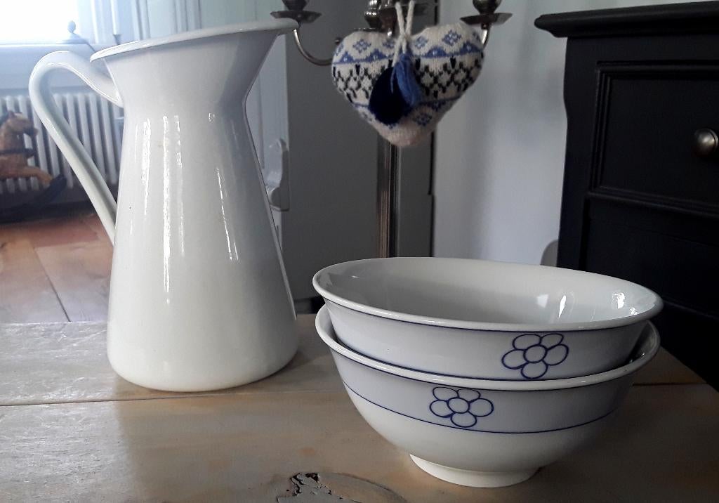 2 leuke schaaltjes met bloemetjes erop - wit en blauw, Keramiek, Ophalen of Verzenden, Zo goed als nieuw, Kom(men)