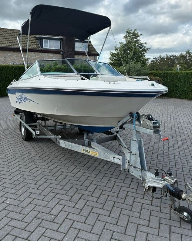 Searay bowrider Mercruiser super netjes sundeck pega, Ophalen, Binnenboordmotor, 120 tot 200 pk, Zo goed als nieuw