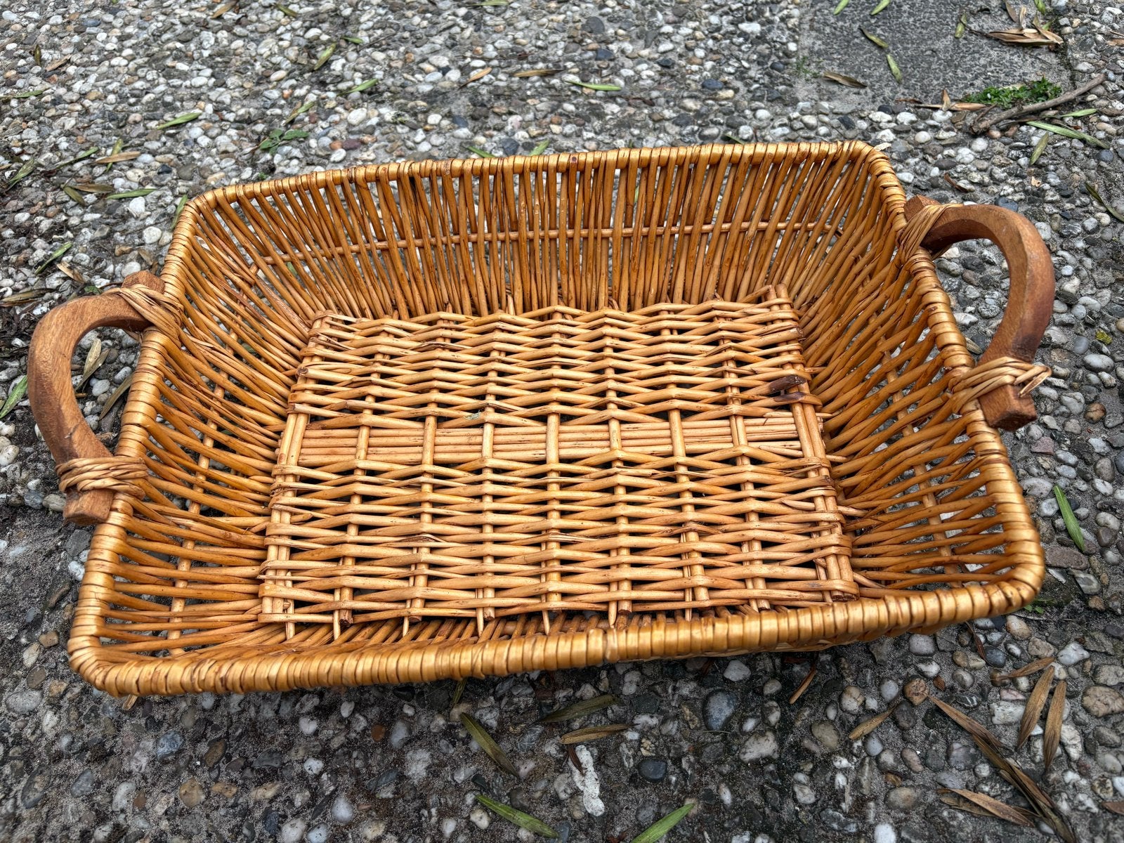 Rieten mand met houten handvatten, Gebruikt, Mand, Ophalen of Verzenden, Riet