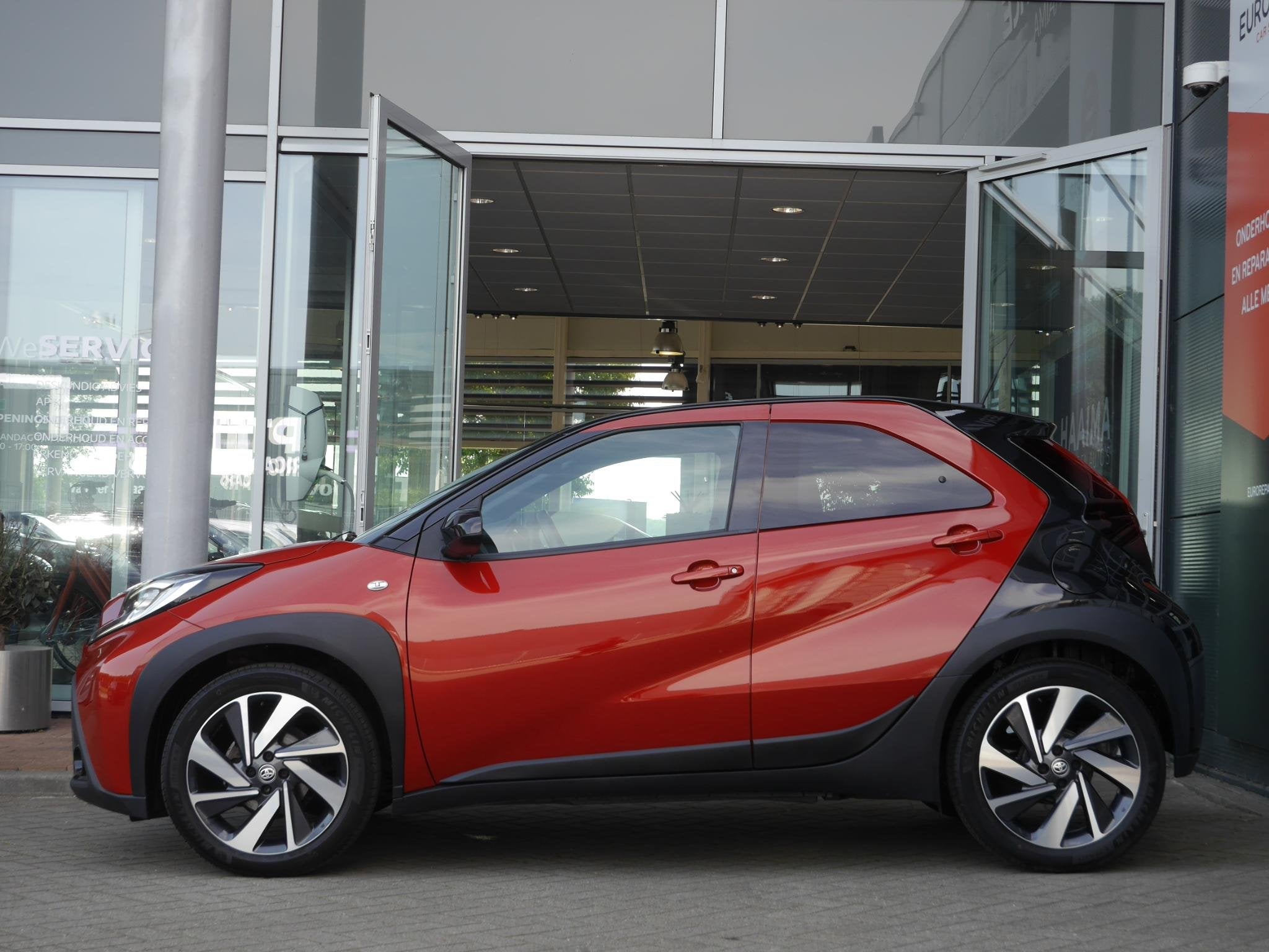 Toyota Aygo X 1.0 VVT-i MT Envy | JBL | Carplay / Android au, Voorwielaandrijving, Gebruikt, 4 stoelen, Leder en Stof