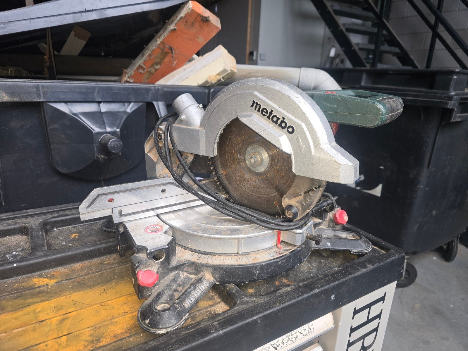 Metabo afkortzaag in goede staat, Doe-het-zelf en Verbouw, Gereedschap | Zaagmachines, Ophalen of Verzenden, Gebruikt, Afkortzaag