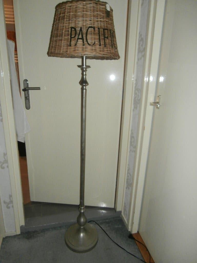 Vloerlamp: Light & Living Cebu Voet + Rivièra Maison kap., Huis en Inrichting, Ophalen, 100 tot 150 cm, E27 (groot), Zo goed als nieuw