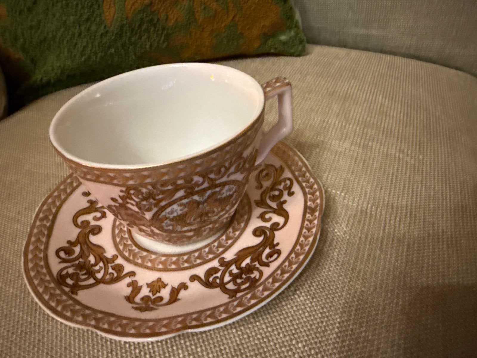 Vintage Meander BV Kop en Schotel - Roze met Gouddecor en Pu, Antiek en Kunst, Ophalen of Verzenden