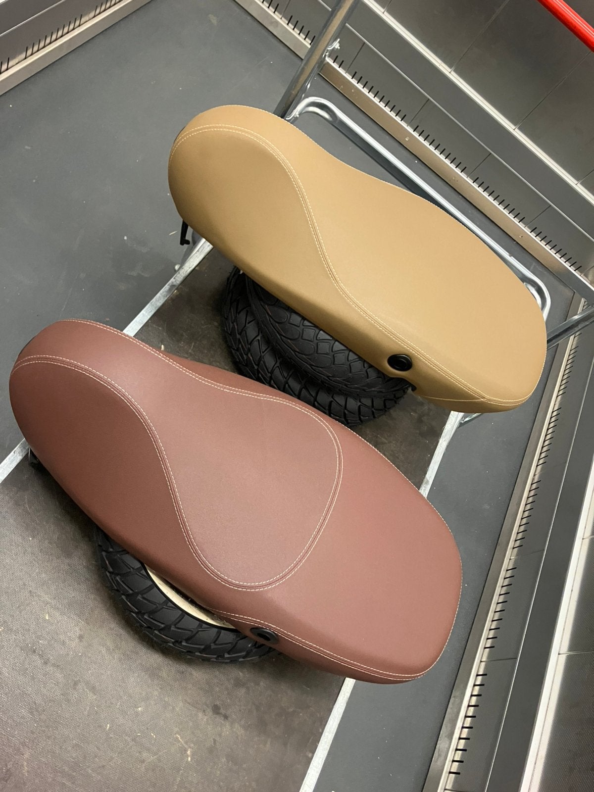 Nieuwe Vespa Primavera zadels zadel buddy beige en bruin, Fietsen en Brommers, Brommeronderdelen | Scooters, Ophalen, Nieuw, Zadel