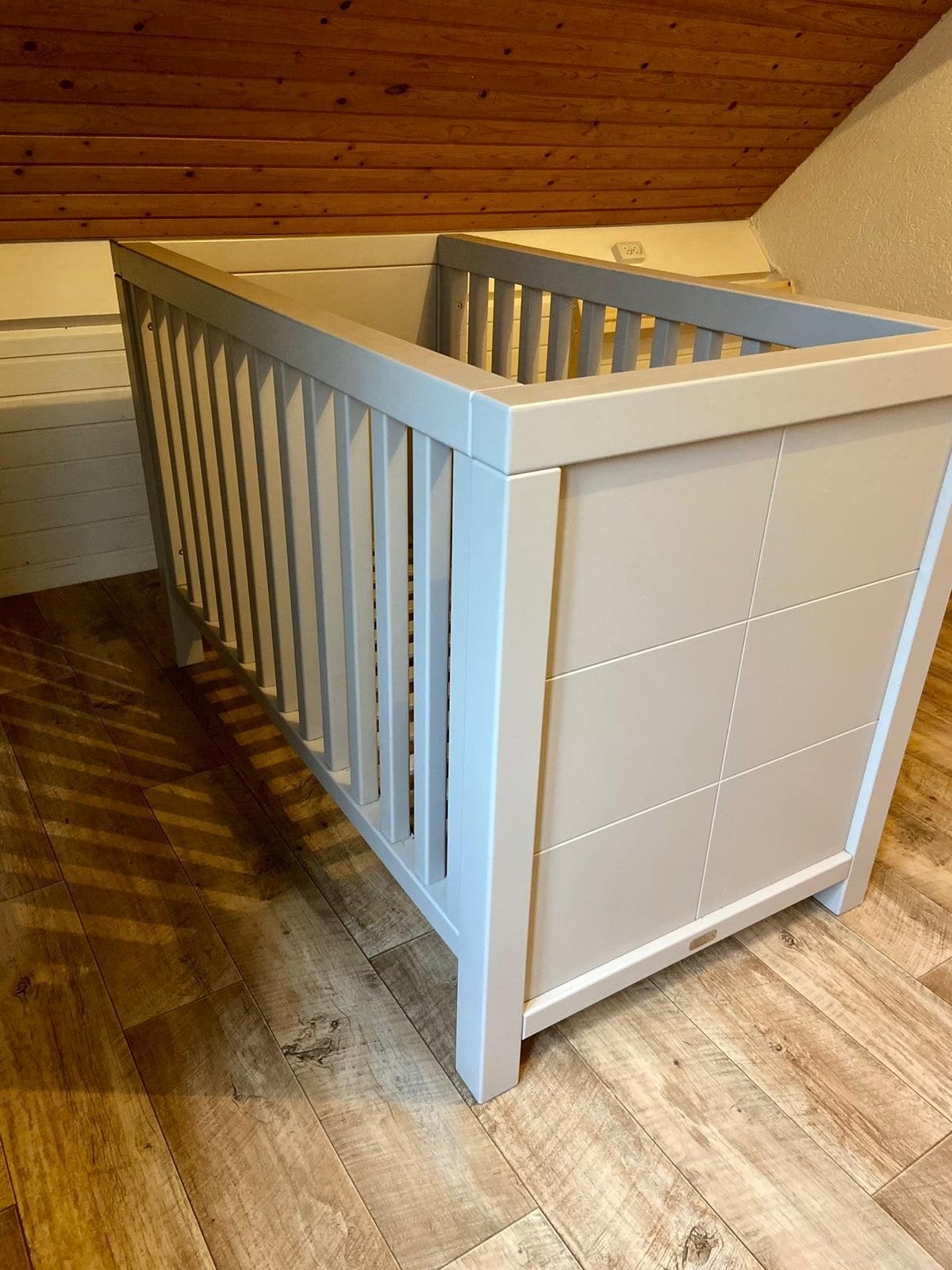 Mooi beige ledikant voor baby of peuter, Ophalen, Zo goed als nieuw, Ledikant