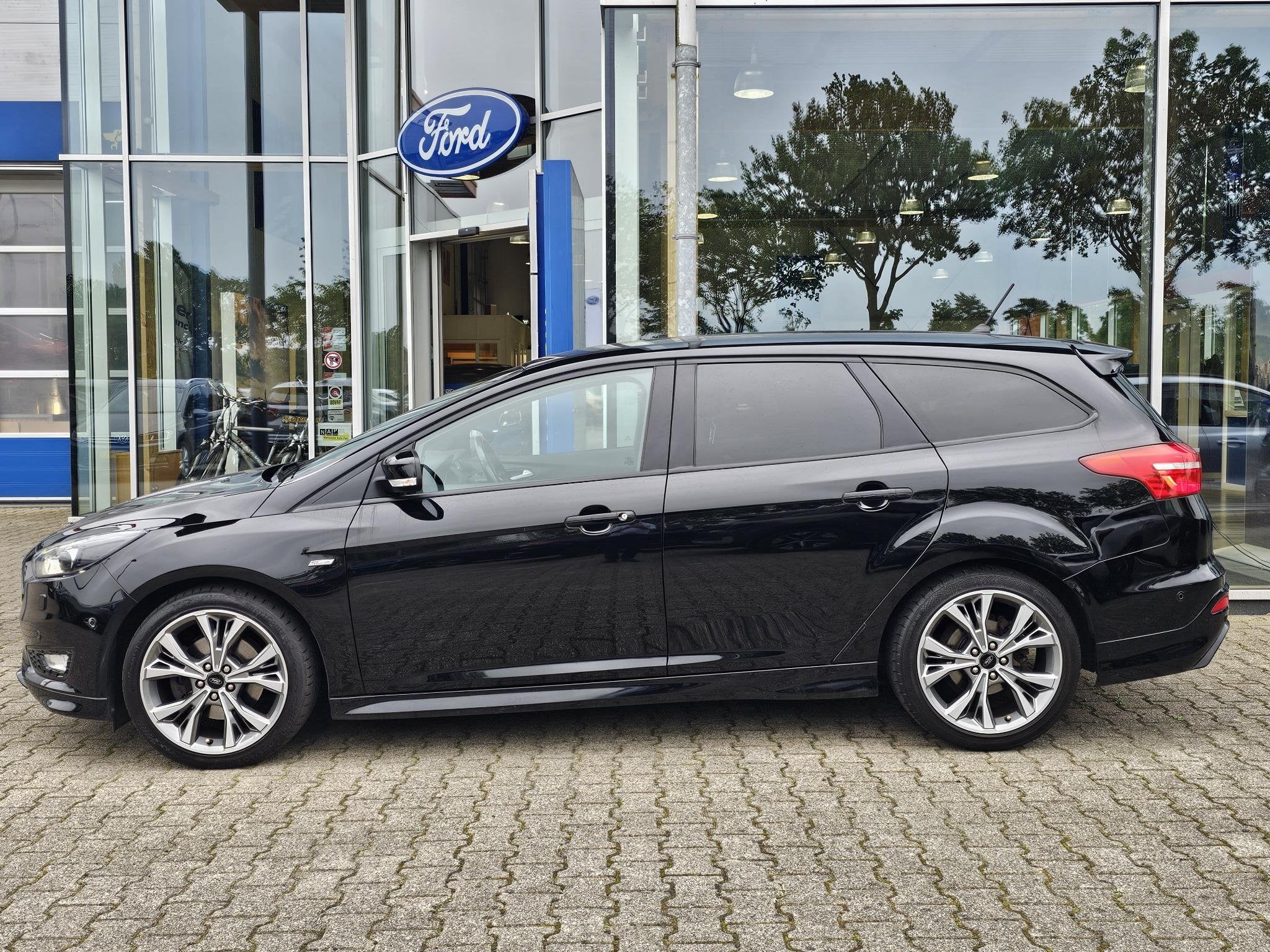 Ford Focus Wagon 1.5 ST Line 182 pk | | Bi-xenon | Camera |, Stof, 4 cilinders, Zwart, Handgeschakeld