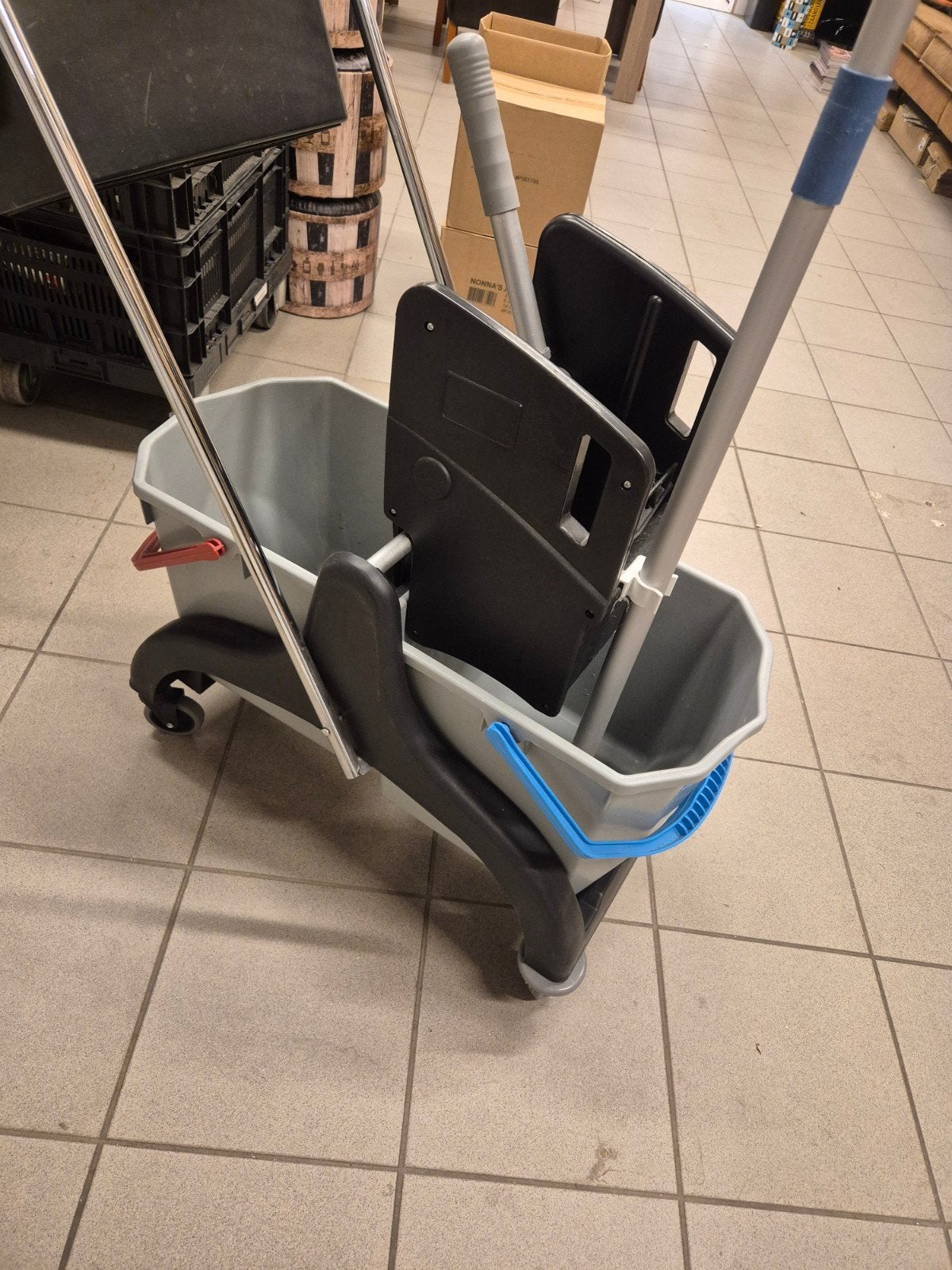 Professionele dweilwagen met mop, Ophalen