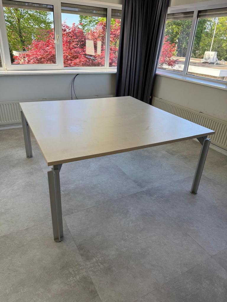 Bulo bureau 160x160 hoogte verstelbaar vergader / werkplek, Huis en Inrichting, Bureaus, Zo goed als nieuw, Ophalen