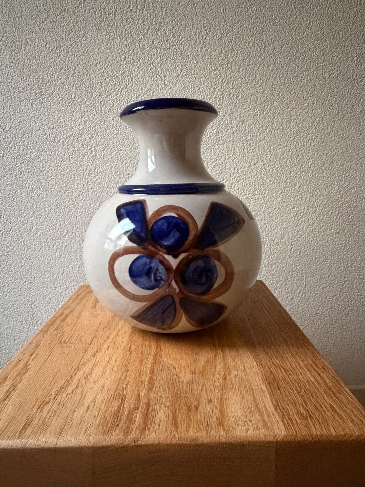 Vintage aardewerk vaas met blauw bloemmotief, Antiek en Kunst, Ophalen