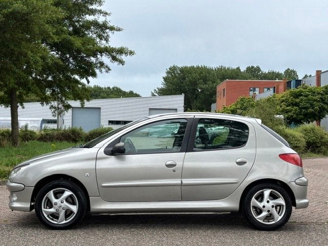Peugeot 206 1.6-16V Griffe 5-Drs ECC Audio-CD Leder Sportsto, Voorwielaandrijving, Automatische klimaatregeling, Zwart, 4 cilinders