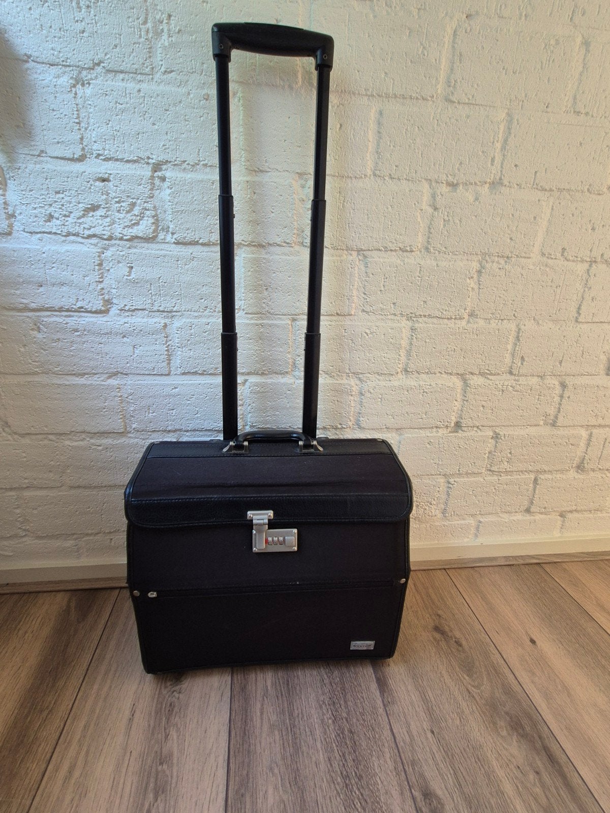Zwarte pilotenkoffer met wieltjes en cijferslot, Sieraden, Tassen en Uiterlijk, Koffers, Overige materialen, Gebruikt, Minder dan 50 cm