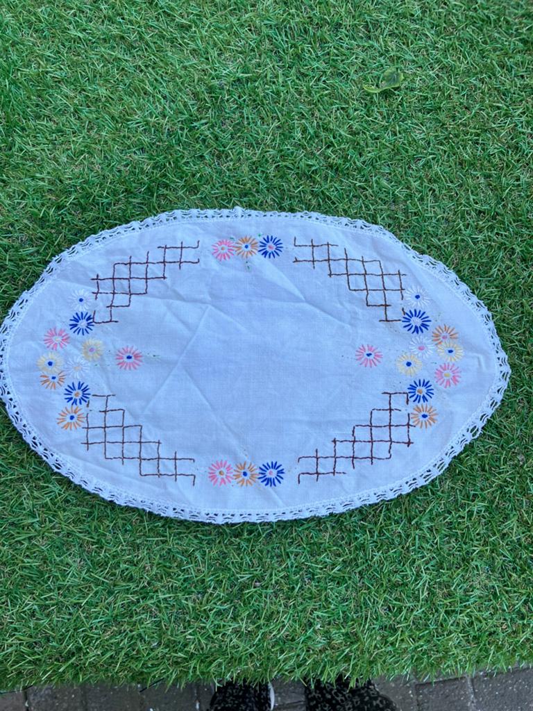Vintage /retro geborduurd kleedje 35 cm, Ophalen of Verzenden