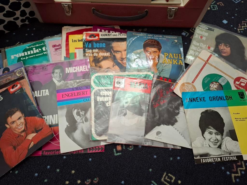Singles., Ophalen of Verzenden, Gelezen, Tv-serie