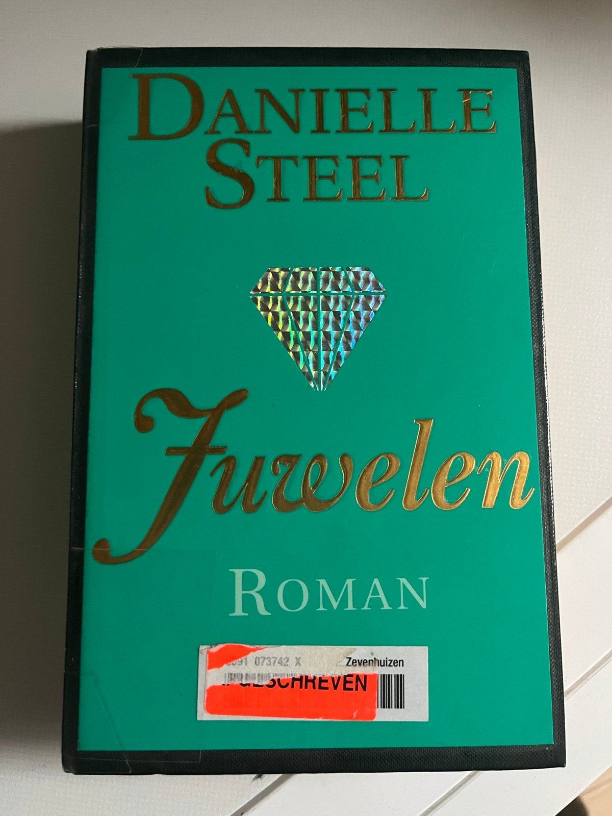 Danielle Steel - Juwelen (Roman), Ophalen of Verzenden, Gelezen, Nederland