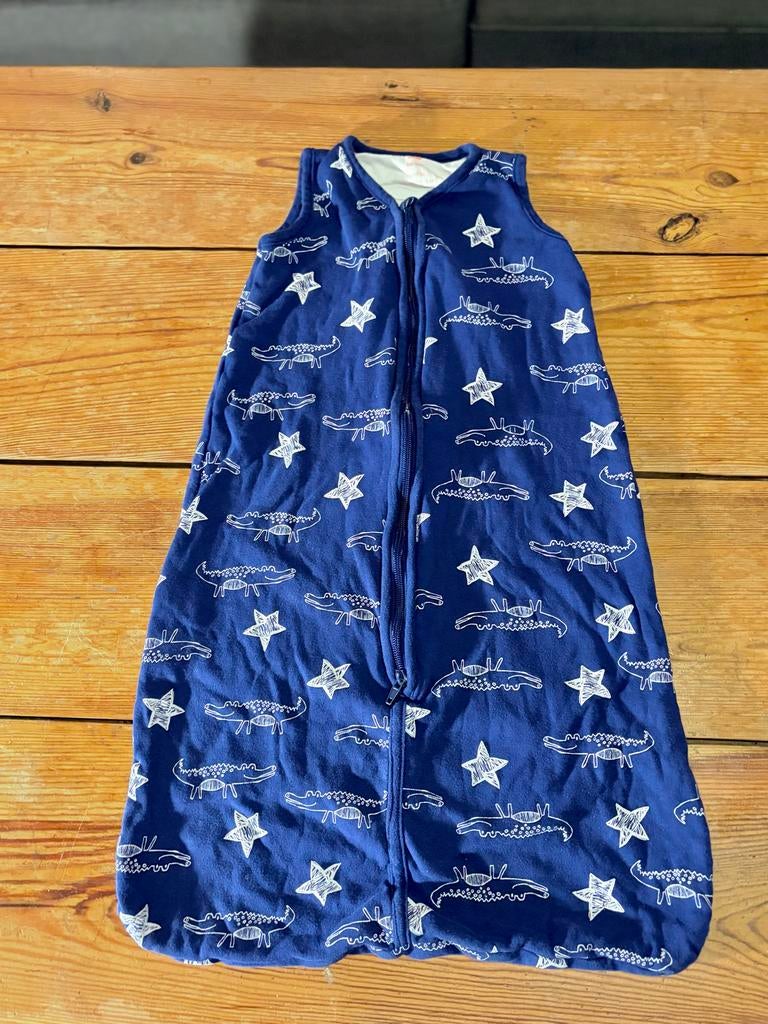 Hema dunne slaapzak 68/80 donkerblauw met krokodillenprint, Ophalen of Verzenden, Zo goed als nieuw, 70 tot 85 cm, Slaapzak