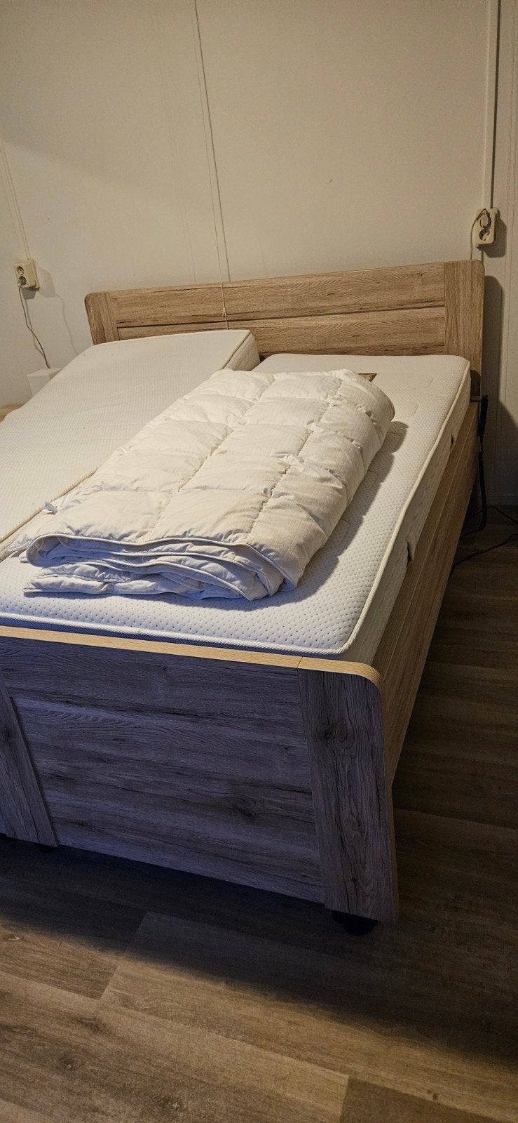 Licht eiken 2 persoonsbed met elektrisch verstelbare latten, Huis en Inrichting, Slaapkamer | Bedden, Verstelbaar, Beige, Tweepersoons