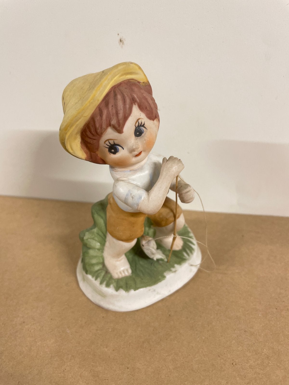 Vintage Porseleinen Beeldje Vissende Jongen Korea, Ophalen of Verzenden