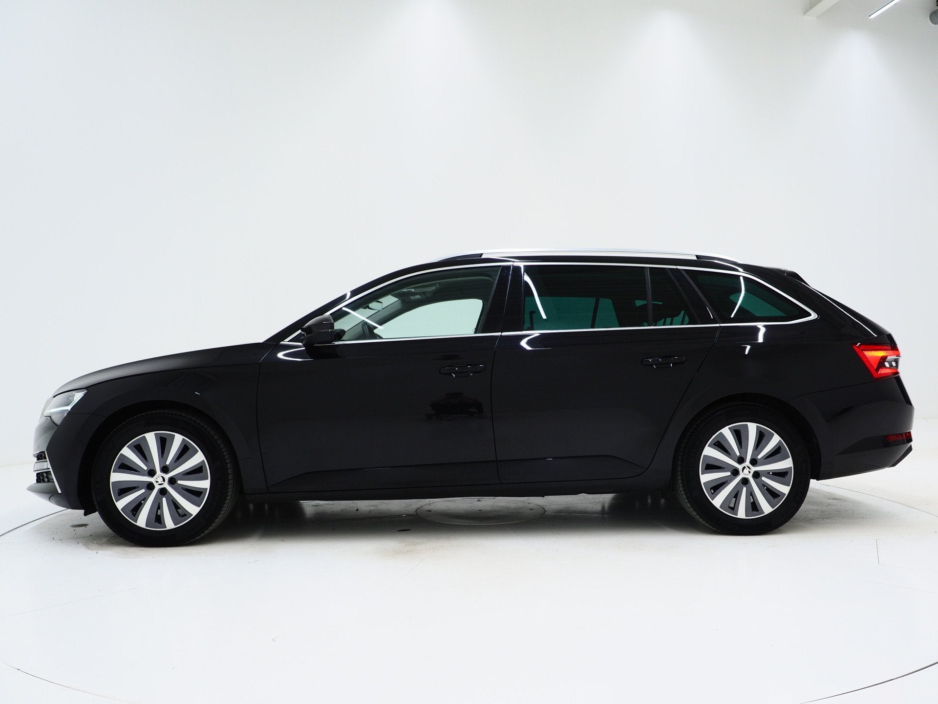 Skoda Superb Combi 1.4 TSI iV Style | Leder | Trekhaak | 360, Gebruikt, 4 cilinders, Adaptive Cruise Control, Zwart