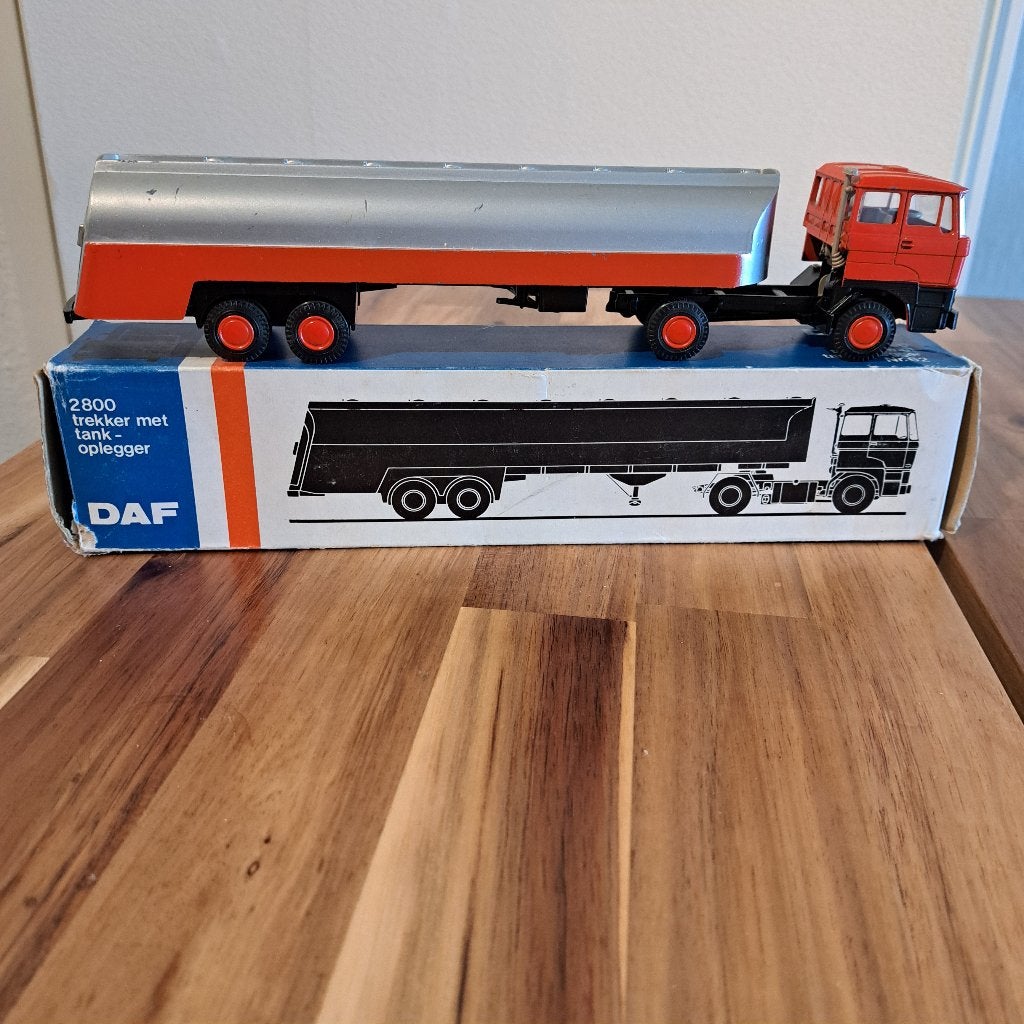 DAF 2800 trekker met tank-oplegger Lion Car Nr. 62 + 6 X 2 ., Verzenden, Zo goed als nieuw, Bus of Vrachtwagen, Lion Toys