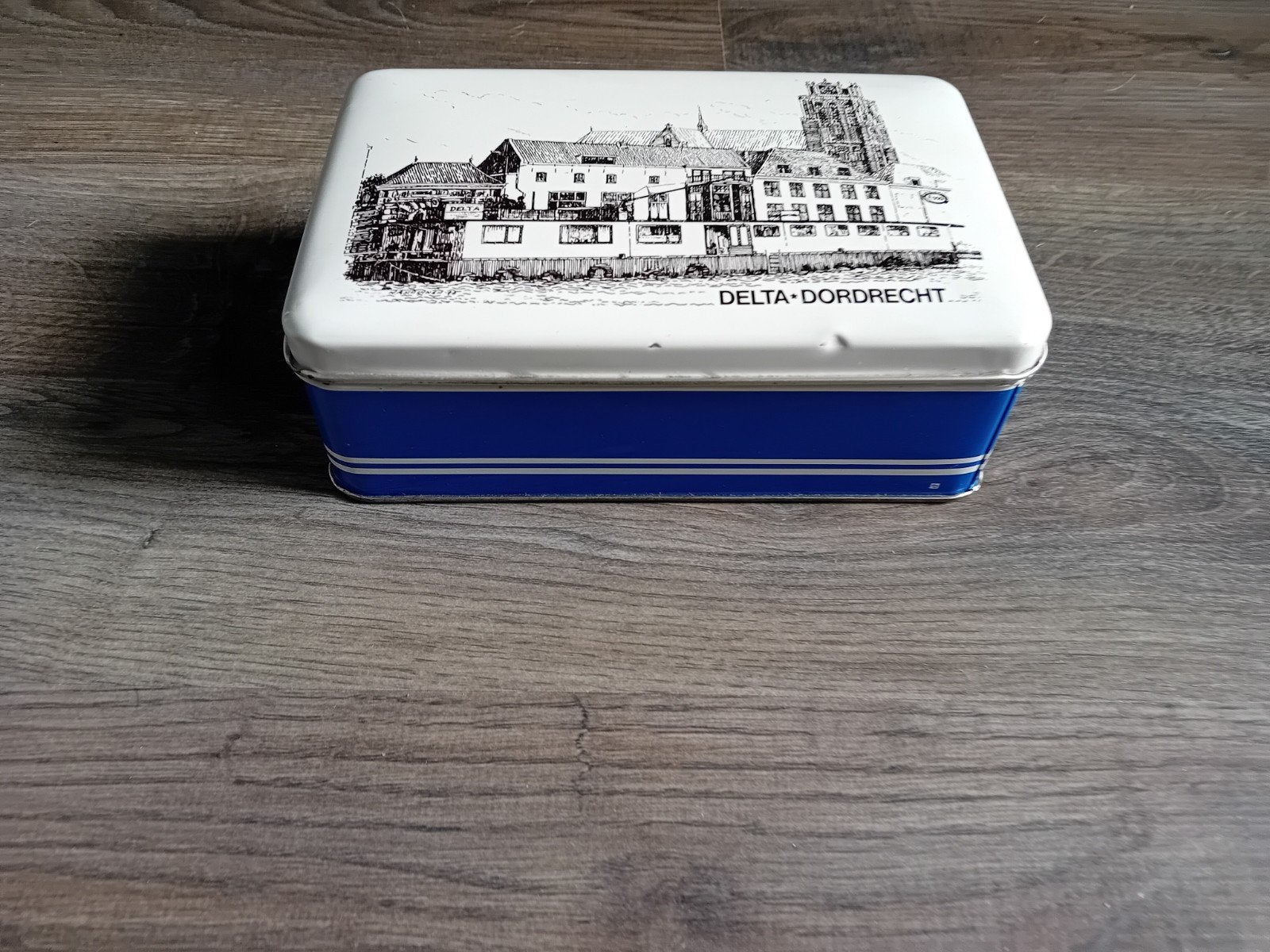 Vintage Delta Dordrecht Koekblik - Wit/Blauw, Ophalen of Verzenden, Gebruikt, Koek(jes), Overige merken