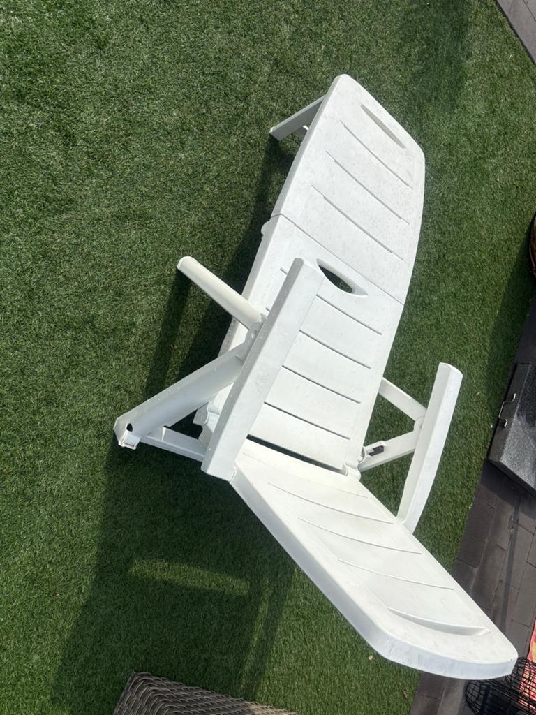 Witte verstelbare ligstoel van kunststof, Tuin en Terras, Ophalen, Gebruikt, Kunststof, Verstelbaar