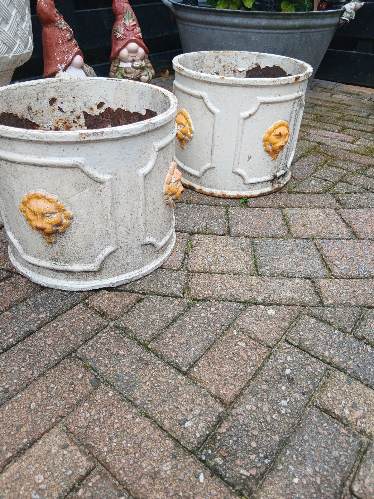 2 gietijzeren bloem potten met Leeuwen koppen, Ophalen, Rond, Metaal, Minder dan 30 cm