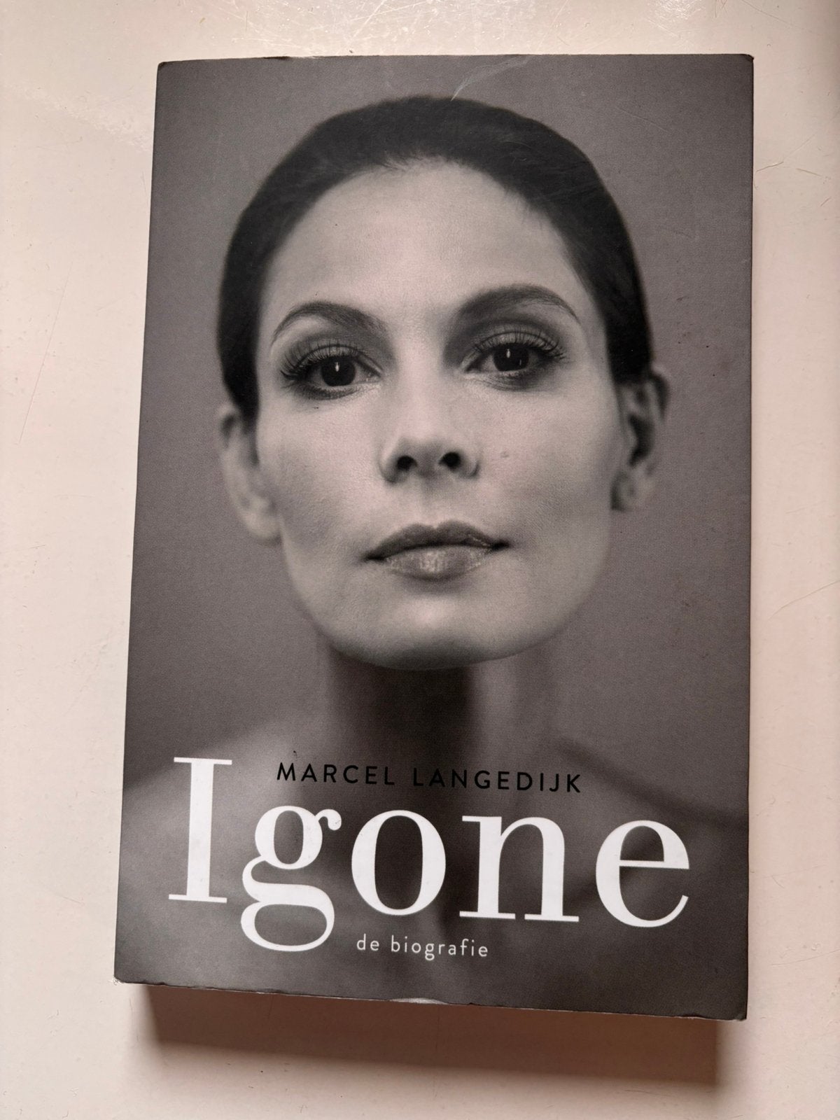 Boek Igone, Ophalen of Verzenden, Gelezen