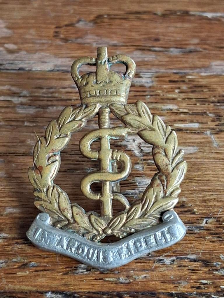 Kraagembleem Royal Army Mediaca Corps, Ophalen of Verzenden, Engeland, Embleem of Badge