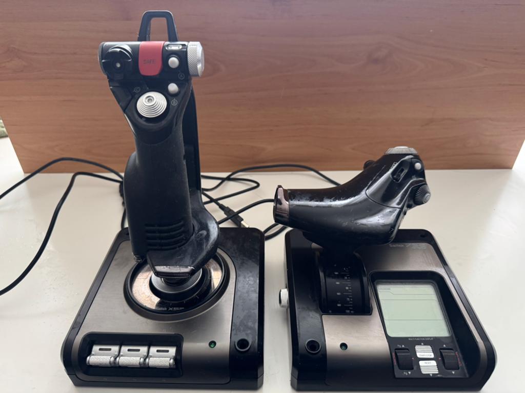 Thrustmaster TFRP Rudder Pedals + Logitech Saitek X52 Pro, Computers en Software, Joysticks, Gebruikt, Ophalen