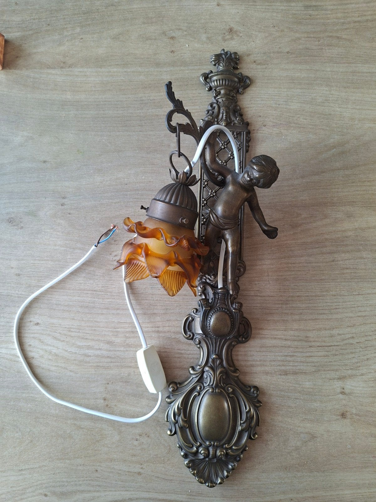 Antieke bronzen wandlamp met cherubijn en glazen kap, Ophalen of Verzenden