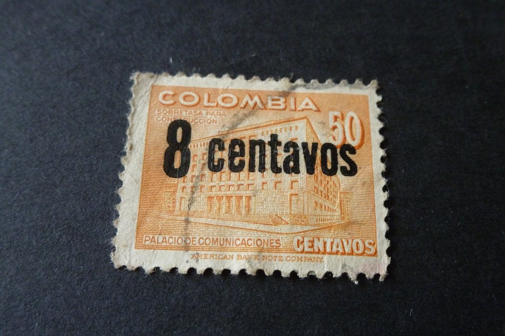 Postzegels - Colombia - oude 8 centavos 1948 over 50 centavo, Ophalen of Verzenden, Gestempeld, Zuid-Amerika