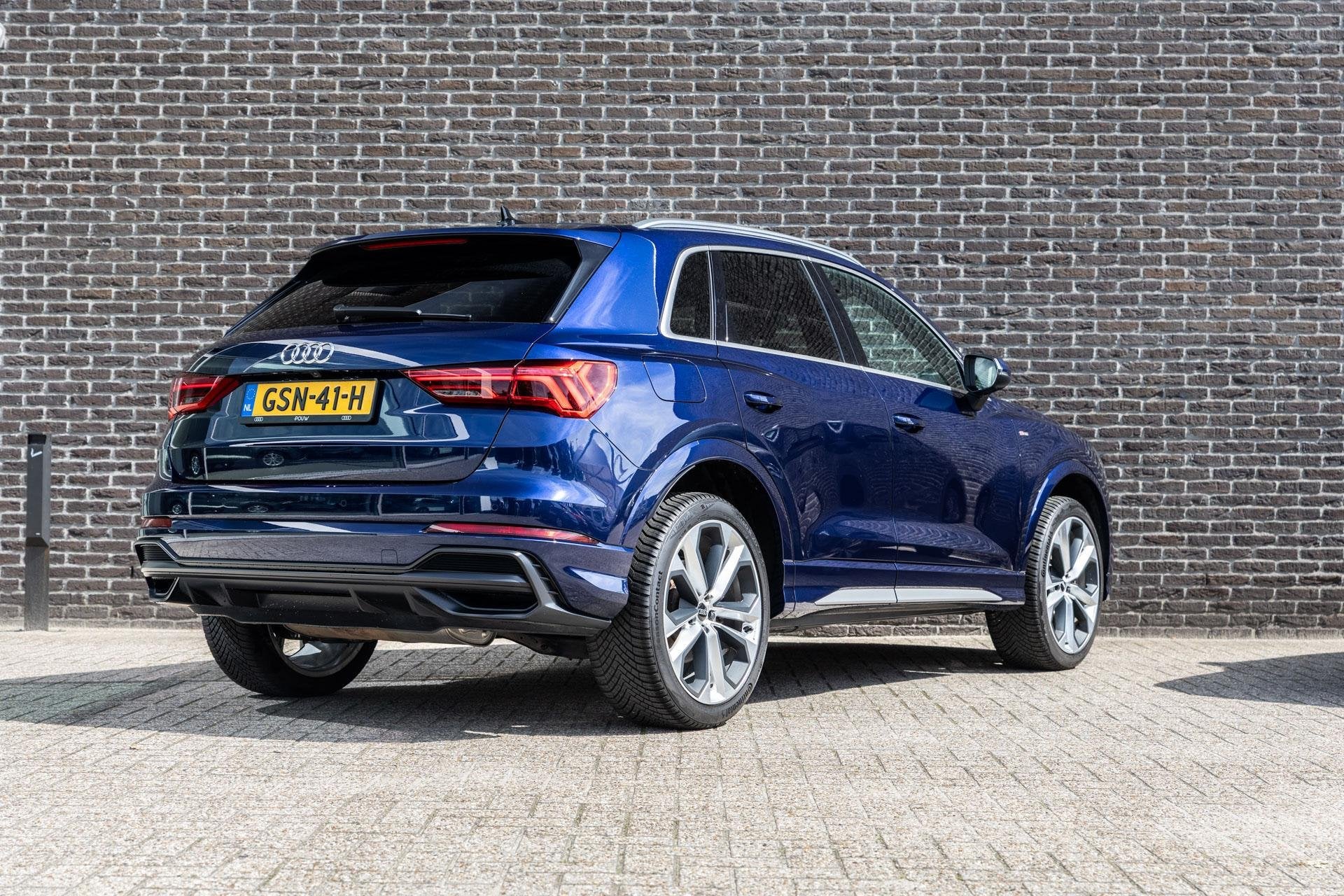 Audi Q3 45 TFSIe 245pk S Edition | Panoramadak | Sfeerverlic, 12 maanden, Gebruikt, Blauw, Leder en Stof