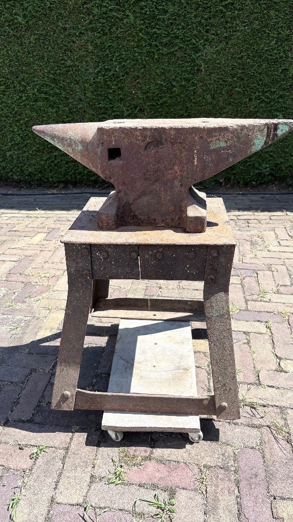 antieke aambeeld groot model met voet, Ophalen