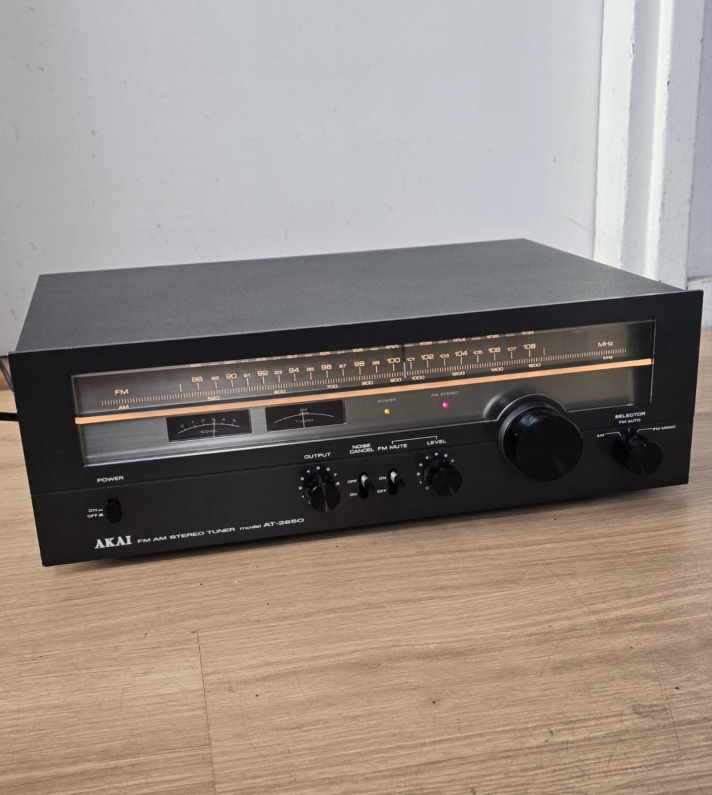 AKAI AT-2650 FM AM Stereo Tuner - Vintage Audio