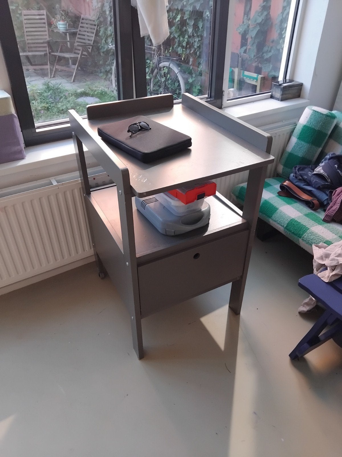 gratis grijze commode met lade en opbergruimte, Ophalen, Zo goed als nieuw, Commode