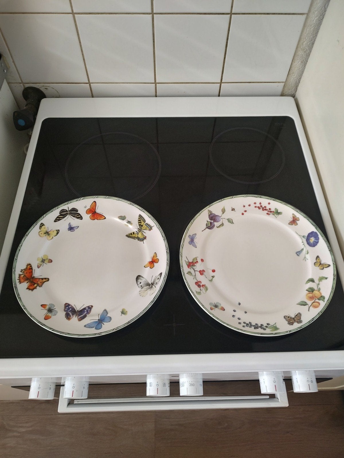 JBS Dinerborden met vlinders en fruit decor - 2 stuks, Huis en Inrichting, Keuken | Servies, Zo goed als nieuw, Bord(en), Landelijk/Boerenbont