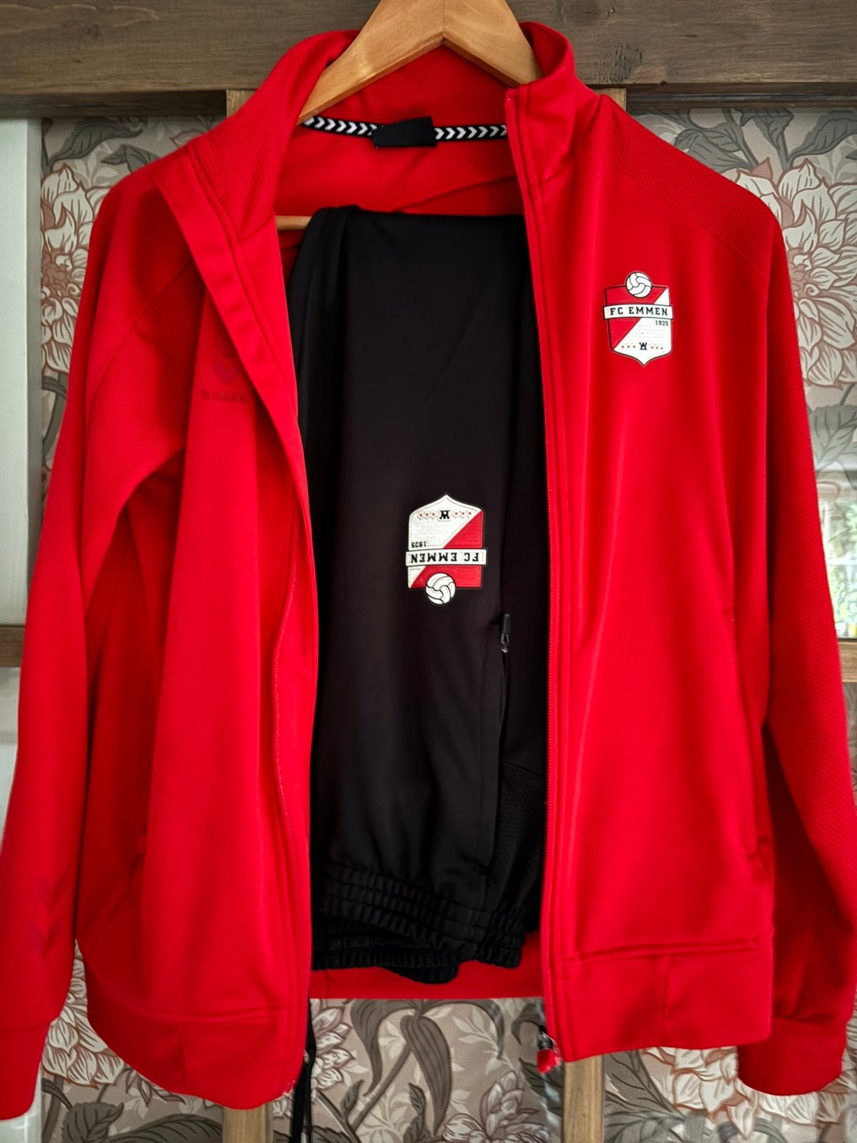 Trainingspak FC Emmen maat 164, Maat XS of kleiner, Ophalen of Verzenden, Zo goed als nieuw, Trainingspak