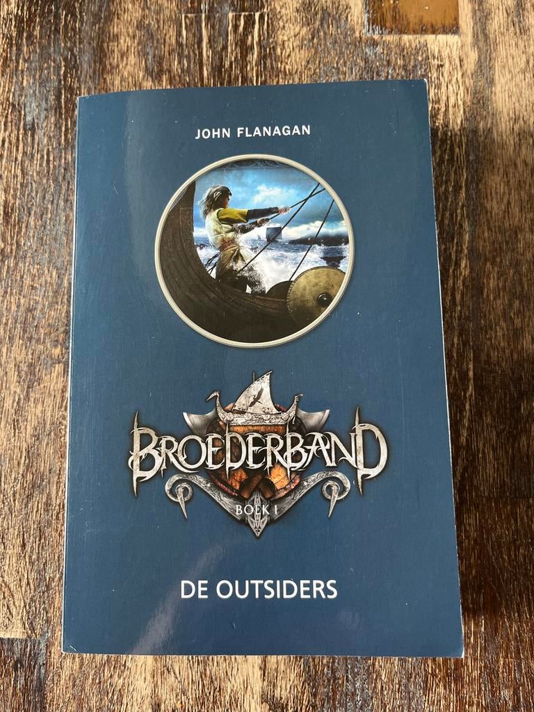 Broederband Boek 1: De Outsiders - John Flanagan, Boeken, Ophalen of Verzenden, Zo goed als nieuw