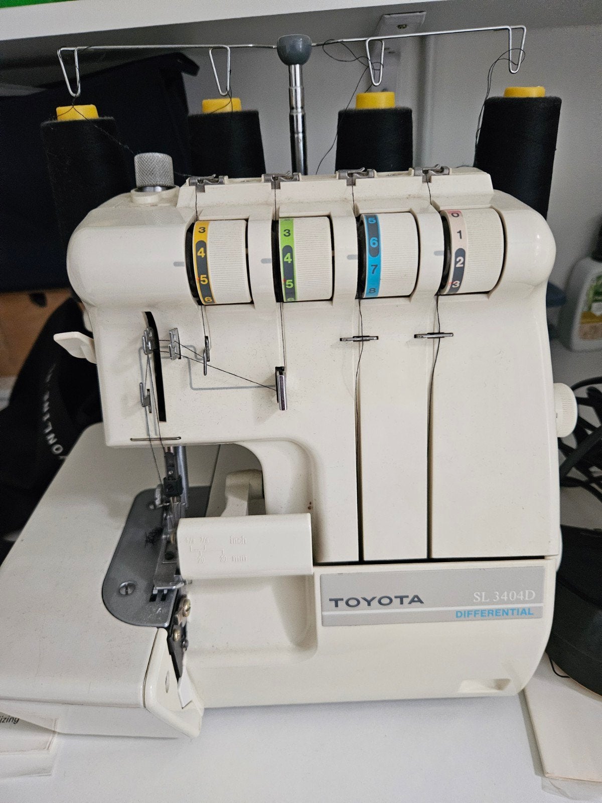 Locker toyota, Hobby en Vrije tijd, Naaimachines en Toebehoren, Ophalen of Verzenden, Lockmachine, Overige merken