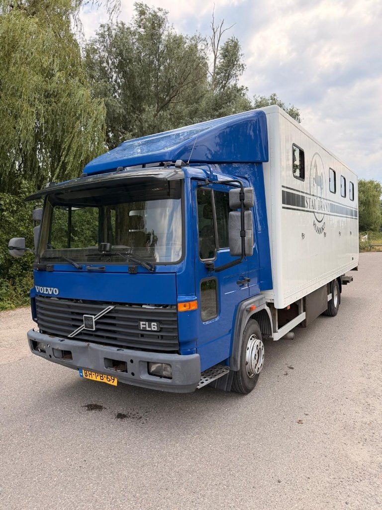 Nette paarden vrachtwagen Volvo FL6 / 7-8 paarden, Wit, Grijs, Particulier, Volvo