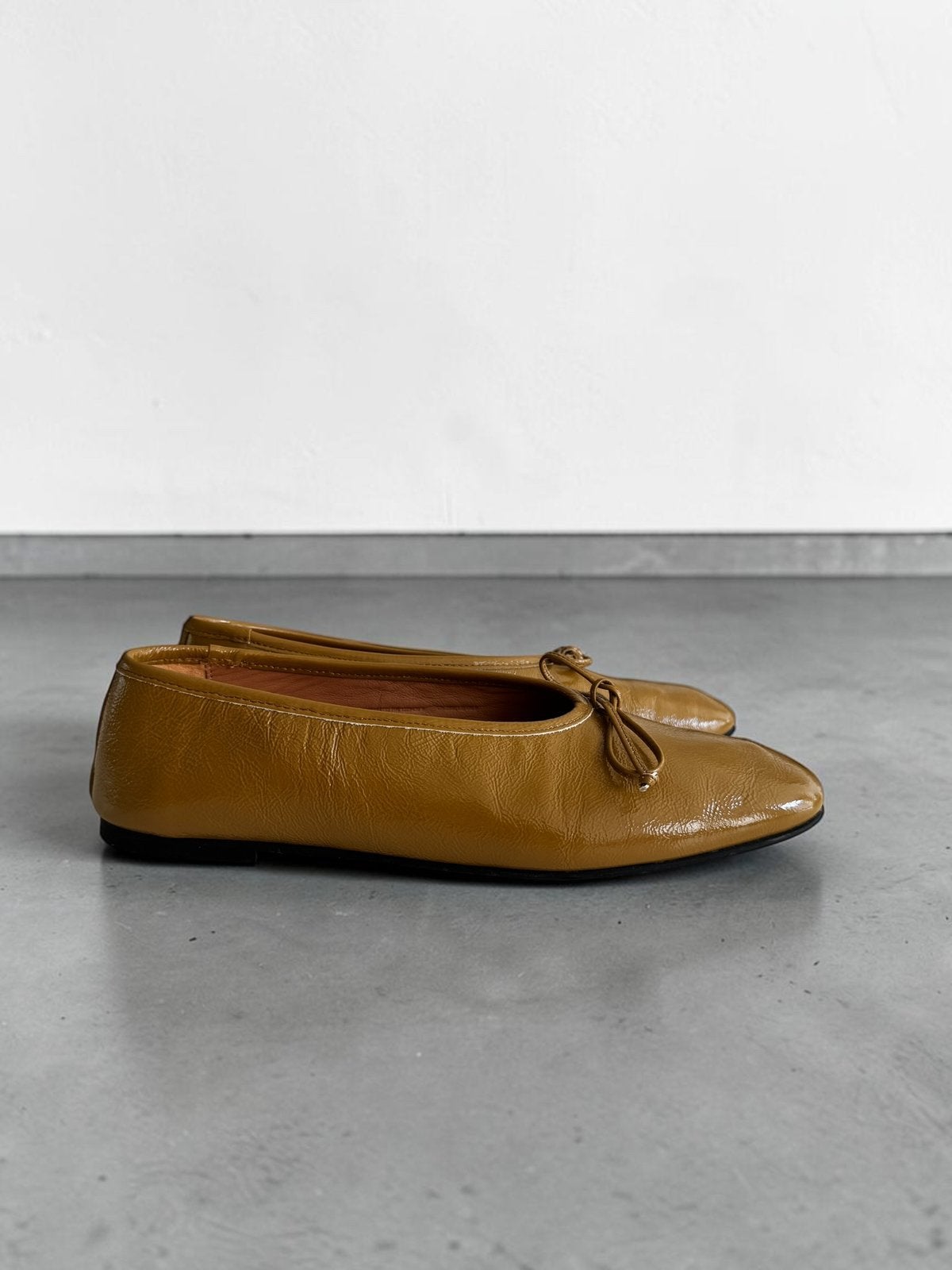 Arket ballerina’s oker geel camel cognac leren strik maat 39, Kleding | Dames, Schoenen, Ophalen of Verzenden, Zo goed als nieuw