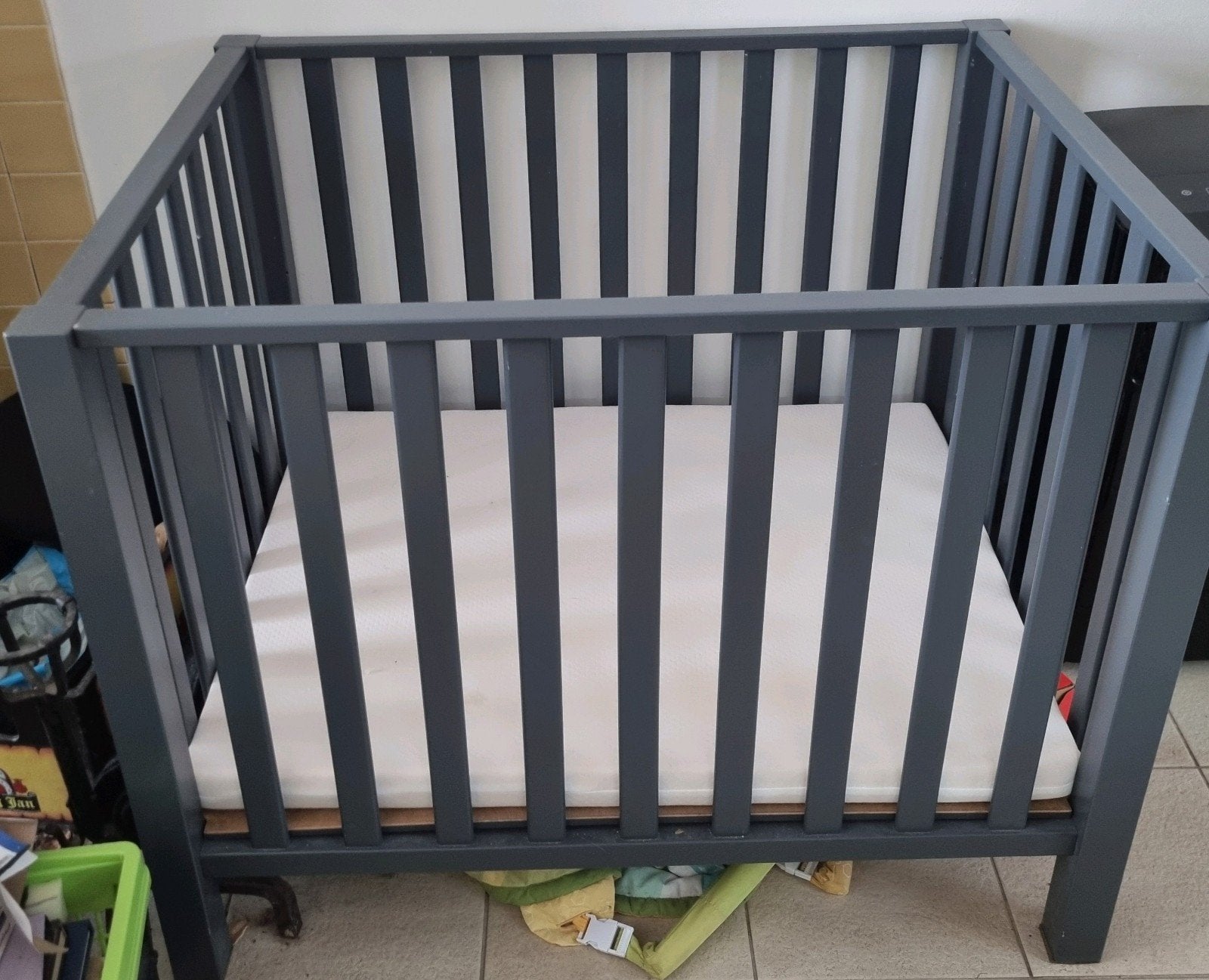 Antraciet kinder box met matras, Ophalen, Zo goed als nieuw