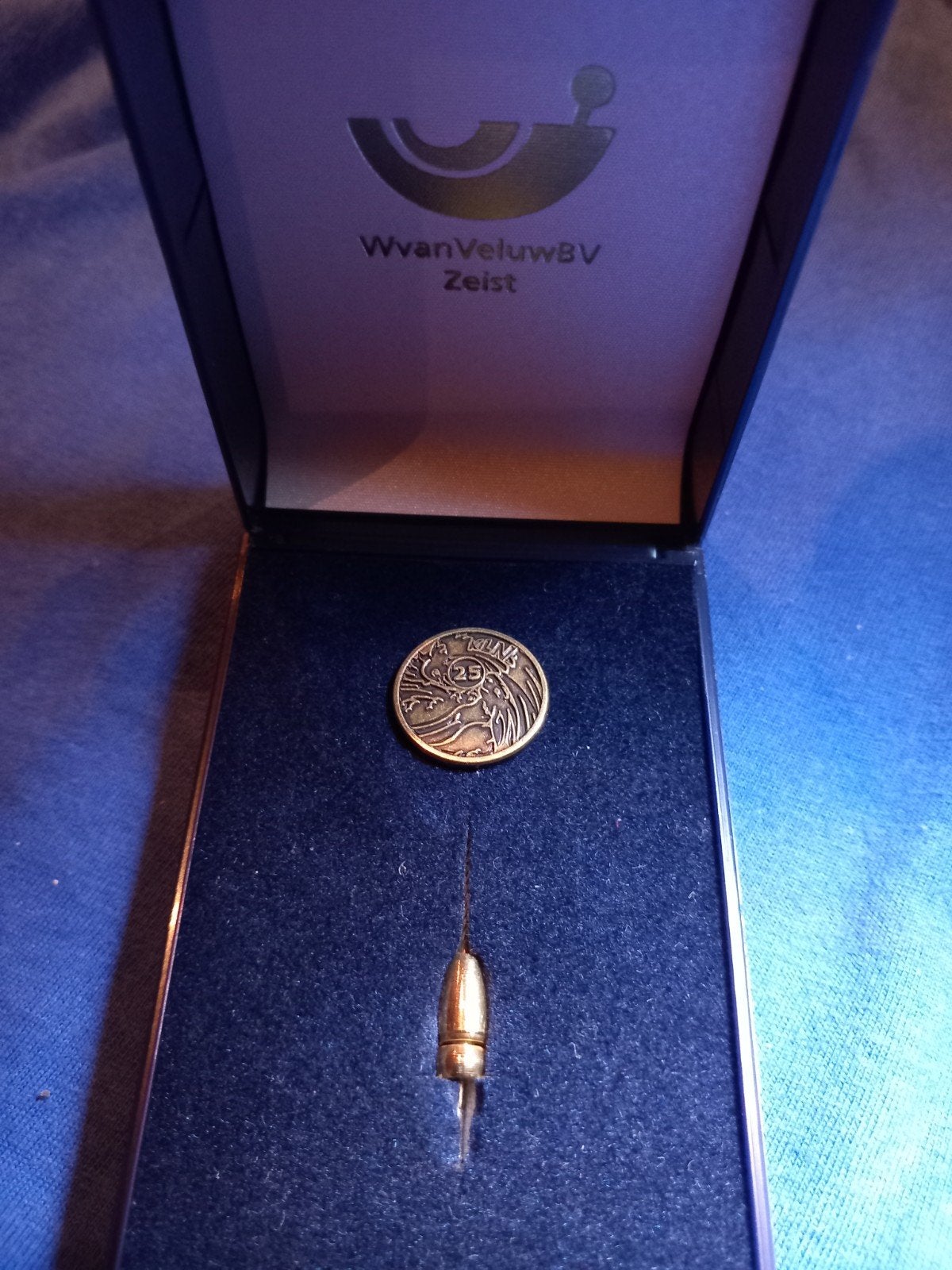 Vintage reversspeldje '25' in originele doos, Ophalen of Verzenden, Zo goed als nieuw, Overige onderwerpen, Speldje of Pin
