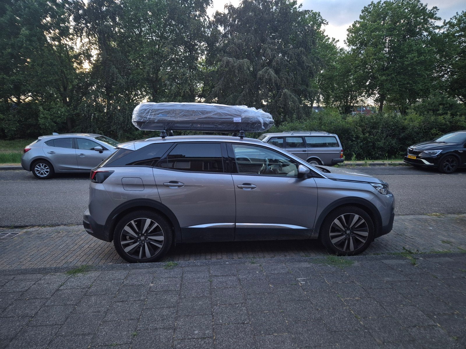 Te huur: PerfectFit dakkoffer 500L + dakdragers Peugeot 3008, Ophalen